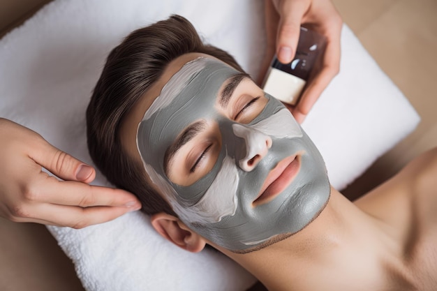 Homem com máscara cosmética no salão spa