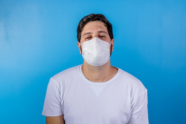 Homem com máscara médica protetora com isolado em azul