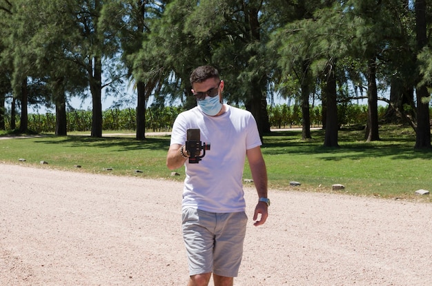 Homem com máscara protetora segurando um gimbal