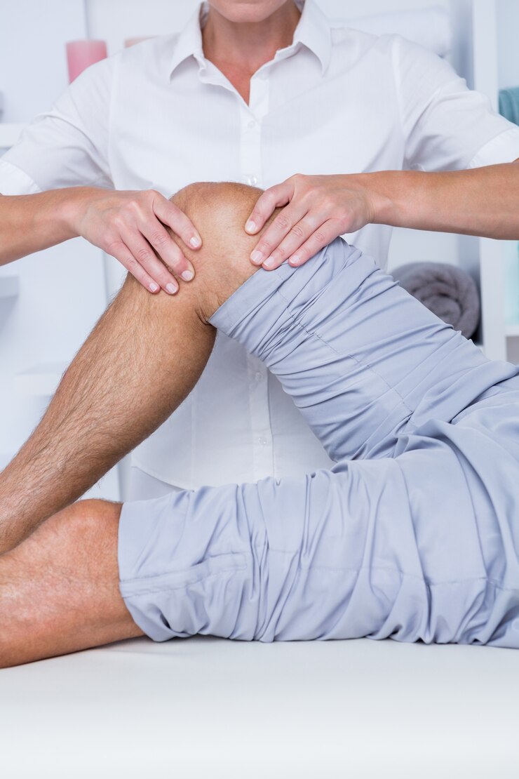 Foto homem com massagem nas pernas