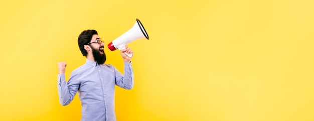 Homem com megafone panorâmico