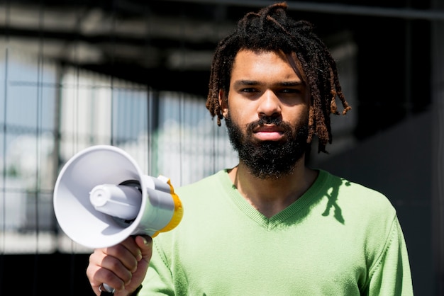 Foto homem com megafone vidas negras importa conceito