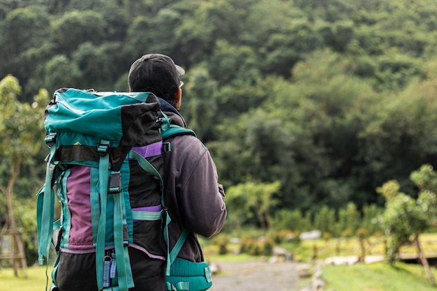 Foto homem com mochila de caminhada