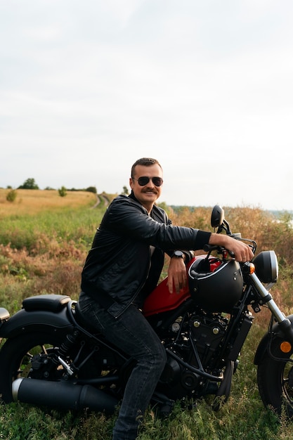Foto homem com moto ao ar livre