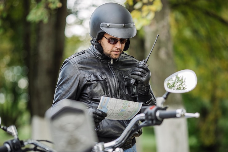 Foto homem com moto pessoas viajam o conceito de estilo de vida