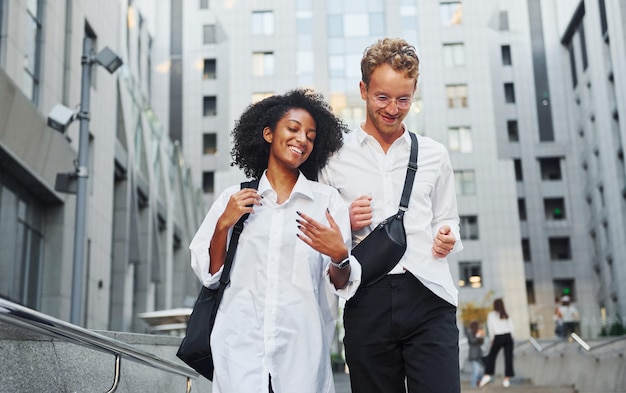 Homem com mulher afro-americana juntos na cidade ao ar livre