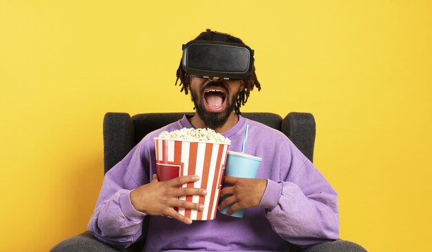 Homem com óculos de realidade virtual brincando com um videogame virtual