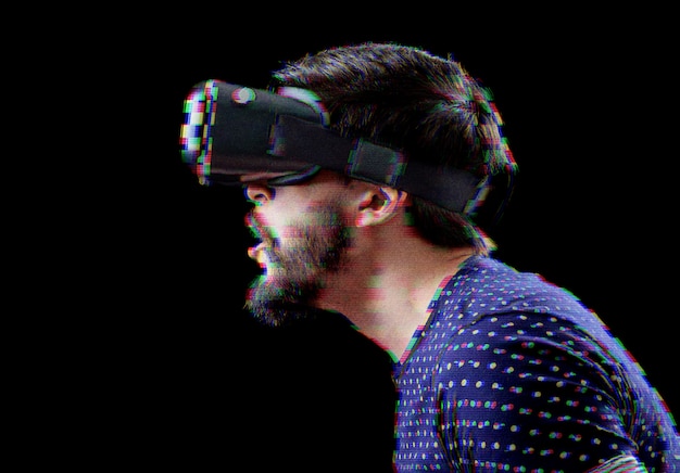 Homem com óculos de realidade virtual sobre efeitos de falhas digitais