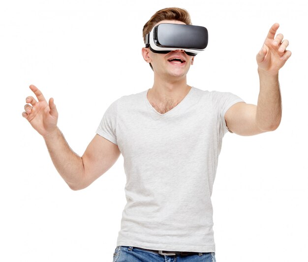 Homem com óculos de realidade virtual