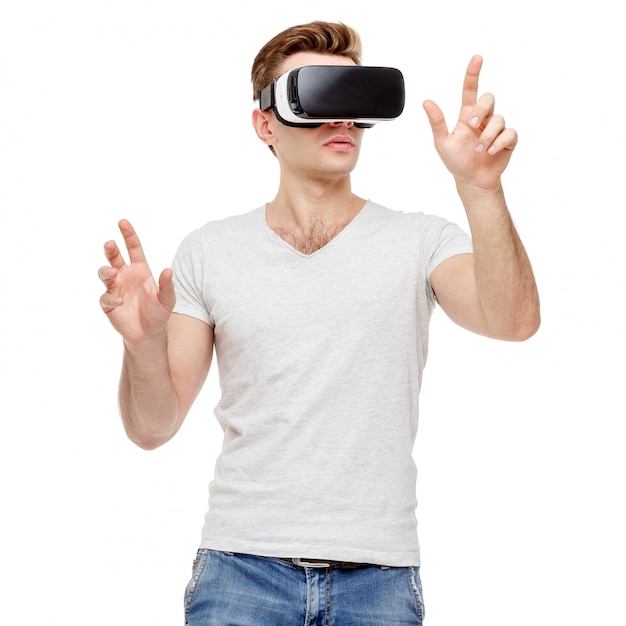 Homem com óculos de realidade virtual