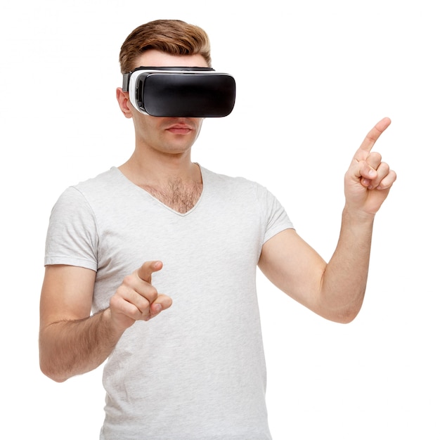 Homem com óculos de realidade virtual