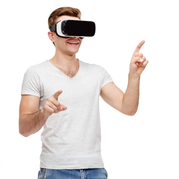 Foto homem com óculos de realidade virtual