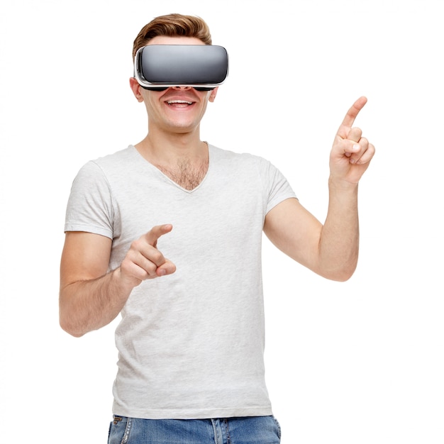 Homem com óculos de realidade virtual