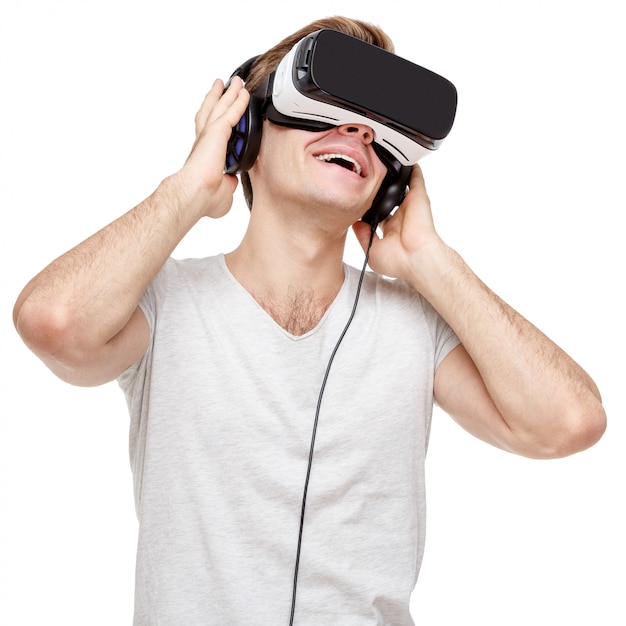 Homem com óculos de realidade virtual