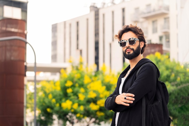 Homem com óculos de sol da moda olhando para a câmera