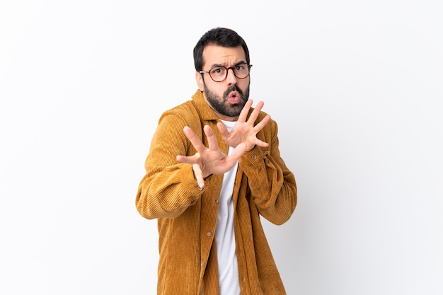 Homem com óculos e camisa amarela