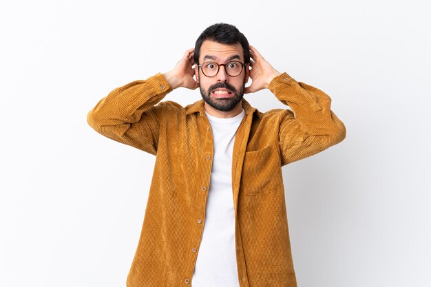 Homem com óculos e camisa amarela