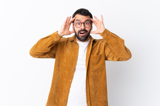 Homem com óculos e camisa amarela