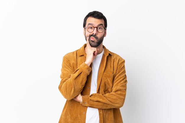 Homem com óculos e camisa amarela