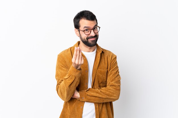 Homem com óculos e camisa amarela