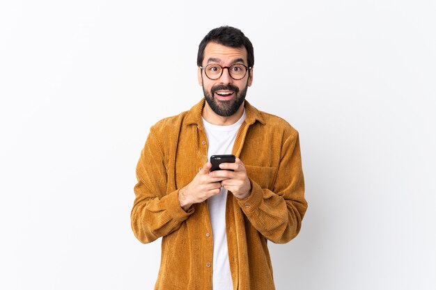 Homem com óculos e camisa amarela