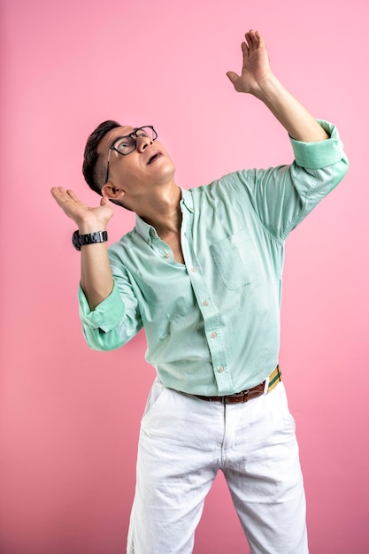 Homem com óculos e camisa em pé