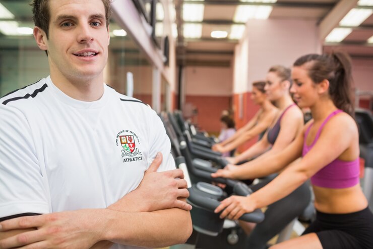 Foto homem com os braços cruzados na academia