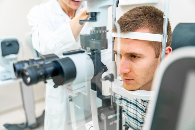 Homem com os olhos examinados por um oftalmologista