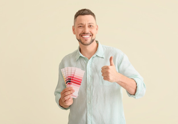 Homem com paletas de cores em fundo claro