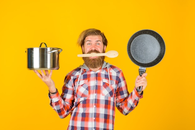 Homem com panela chef feliz com frigideira panela cozinhando utensílios de cozinha, cozinhando utensílios de cozinha