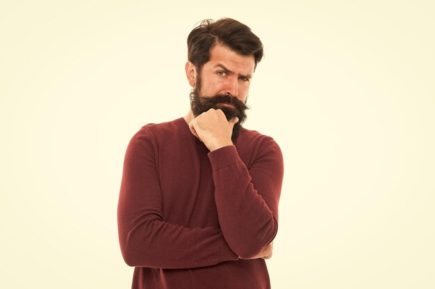 Foto homem com penteado elegante e barba tomada de decisões conceito de empresário boa decisão precisa de tempo perdido em pensamentos processo cognitivo trabalho intelectual homem maduro atraente homem barbudo pensando