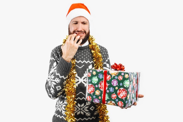 Homem com presente de Natal e esperança de um bom presente no fundo branco
