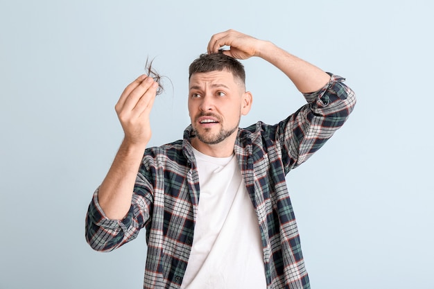 Homem com problema de queda de cabelo na cor