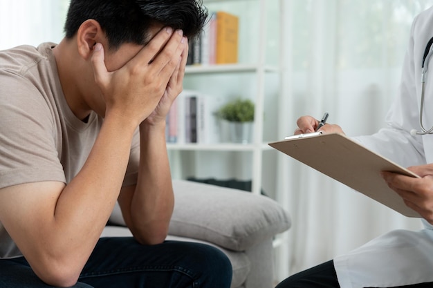 homem com problemas de saúde mental está consultando psiquiatra está registrando a condição do paciente para tratamento encorajamento amor e problema familiar depressão bipolar paciente proteger suicídio