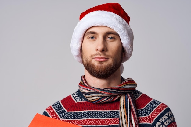 Homem com roupas de Natal, feriado de ano novo, estúdio