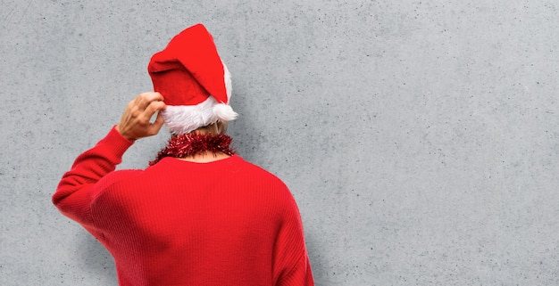 Homem, com, roupas vermelhas, celebrando, a, feriado natal, ligado, costas, posição, olhando para trás