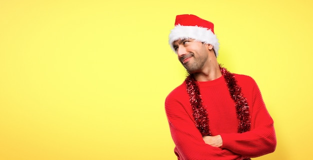 Homem com roupas vermelhas, celebrando as férias de Natal, olhando por cima do ombro