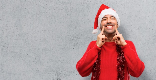 Homem com roupas vermelhas, celebrando as férias de Natal sorrindo