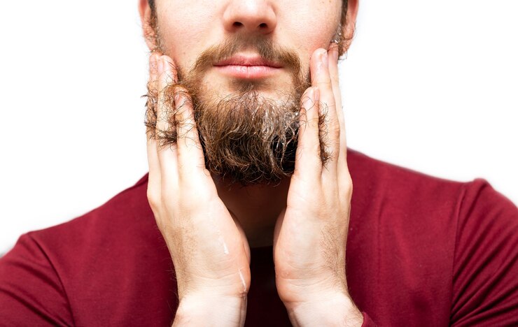 Foto homem com sabonete de barba ou shampoo para refrescar a barba