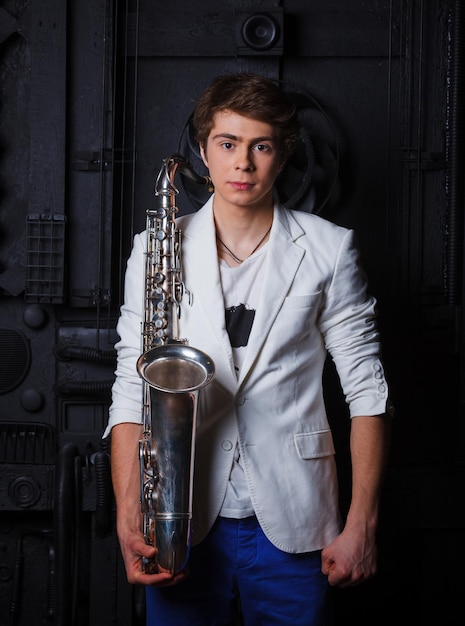 homem com saxofone