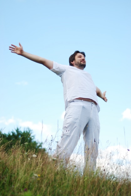 Homem, com, seu, braços largo aberto