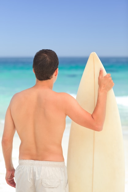 Homem com sua prancha de surf