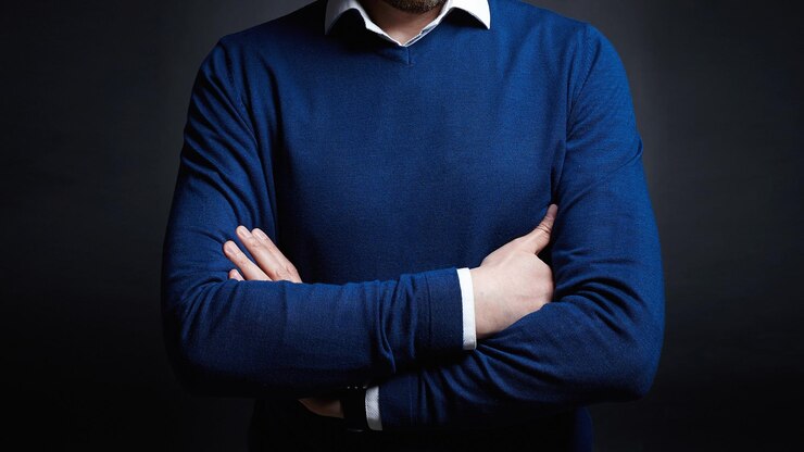 Foto homem com suéter azul da moda foto de moda