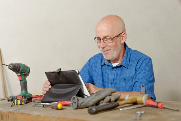 Homem com tablet em sua oficina