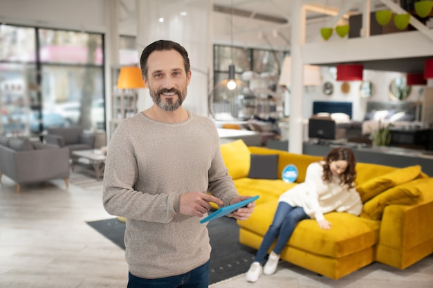 Homem com tablet nas mãos se sentindo bem