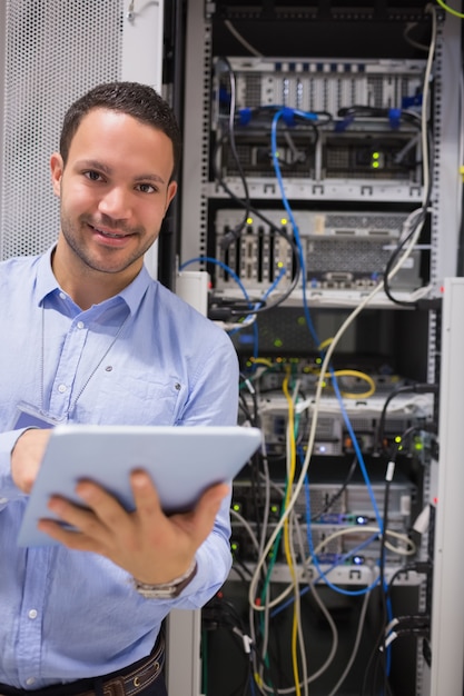 Foto homem com tablet pc no data center