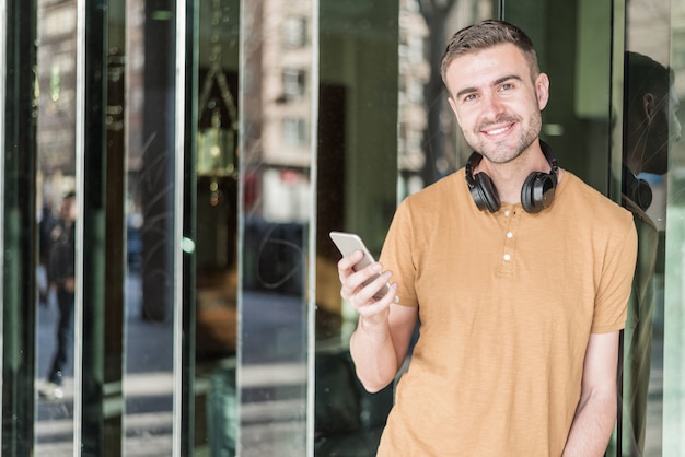 Homem com telefone celular e fones de ouvido