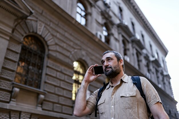 Homem com telefone na rua da cidade