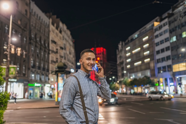 Homem com telefone na rua da cidade