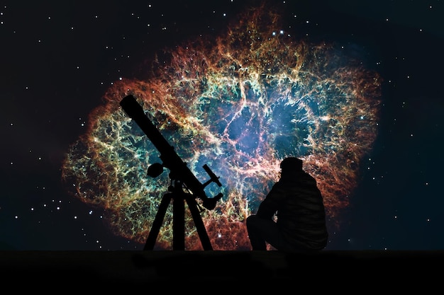 Homem com telescópio olhando para as estrelas. Nebulosa do caranguejo na constelação de Touro. Supernova Core pulsar estrela de nêutrons. Os elementos desta imagem são fornecidos pela NASA.